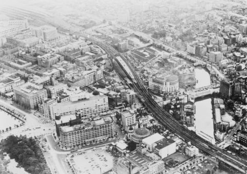 Hibiya in 1952 (Showa 27). The brick-built Sanshin Building was a famously recognizable building.