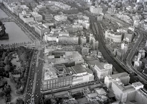 Hibiya in 1962 (Showa 37). The Nissay Theatre, which was under construction at this time, would be completed the following year.