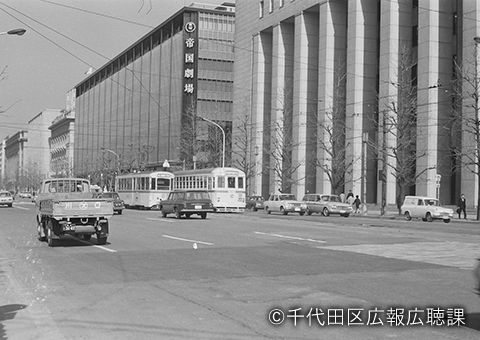 Hibiya Street in 1968 (Showa 43). The Tokyo Toden (tram network) runs in front of the Imperial Theatre.