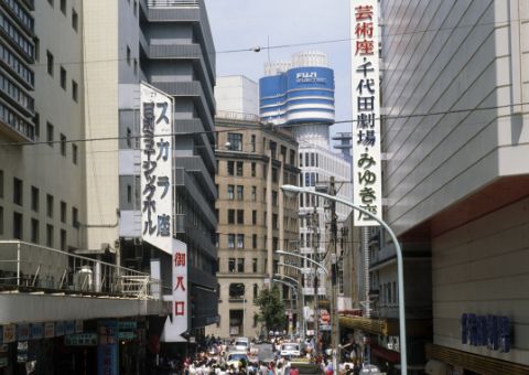 In 1982 (Showa 57), throngs of people crowding the movie district of Hibiya.