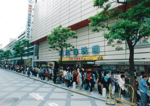 The Hibiya Movie Theater around 2002 (Heisei 13). There was a long line of movie fans.